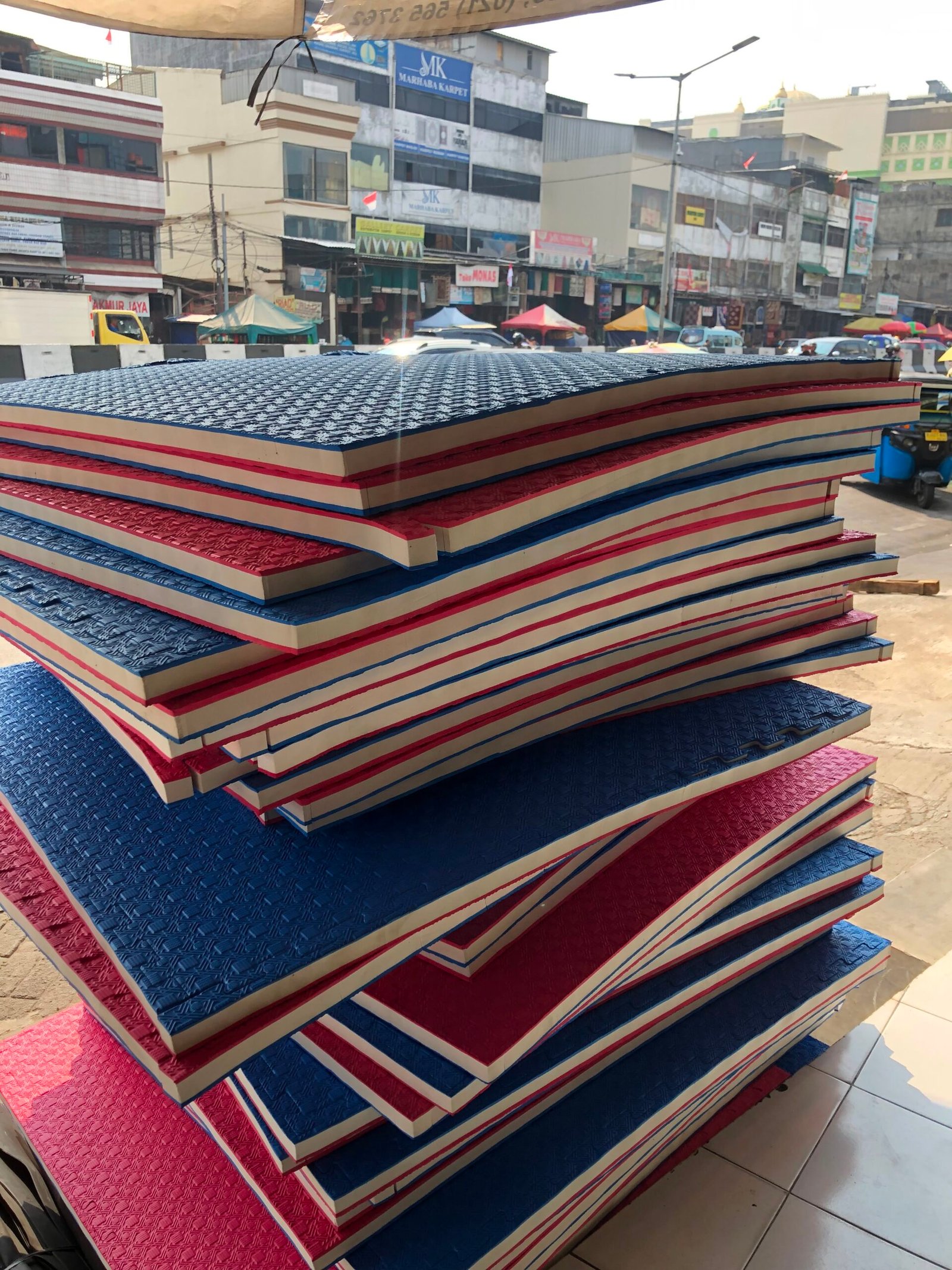 Tumpukan Matras Karate warna merah dan biru