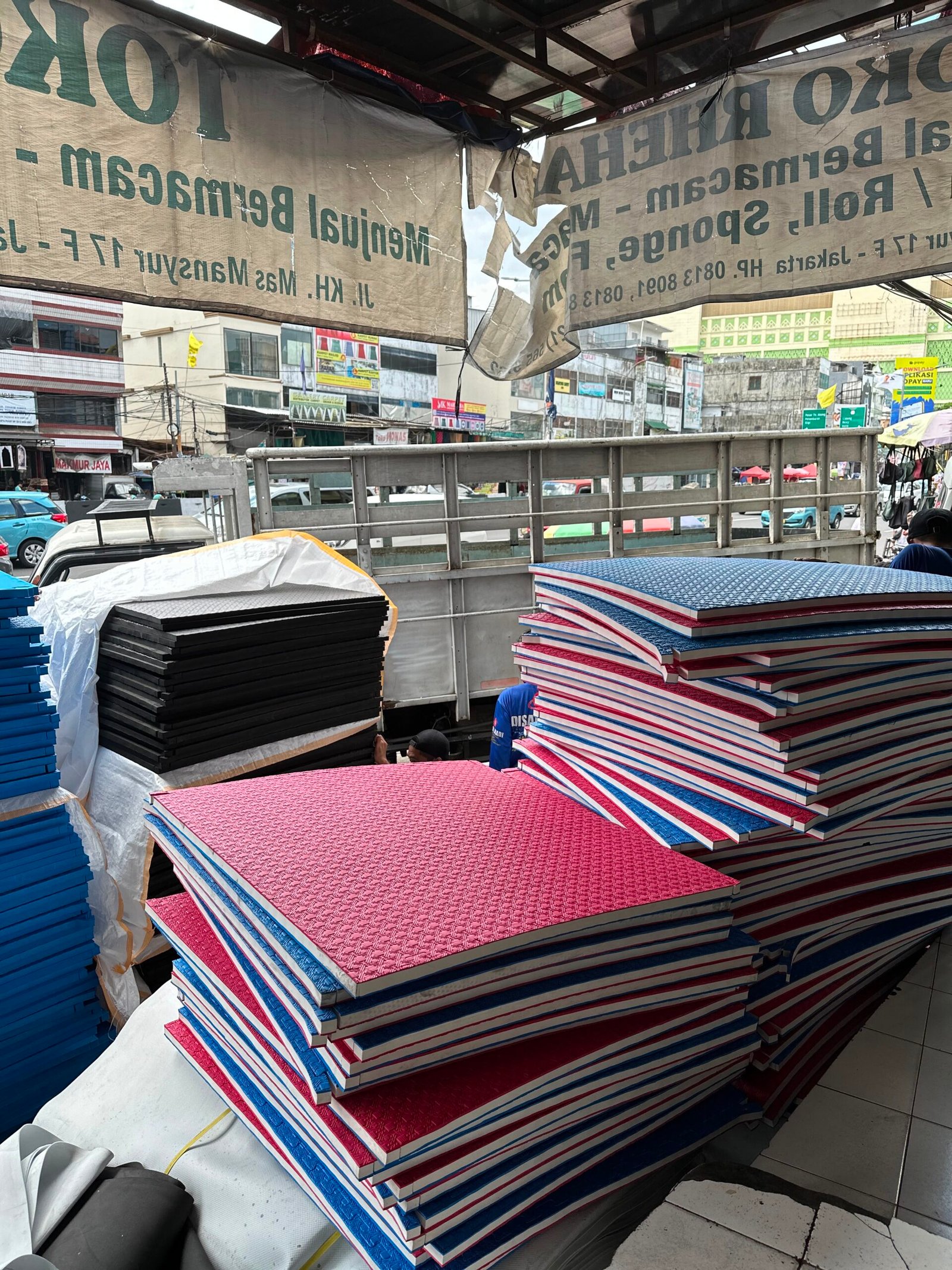 Tumpukan Matras Karate warna merah dan biru